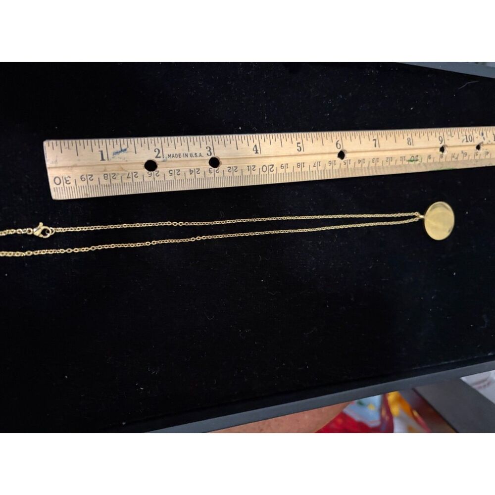 Channel symbol over mother of pearl inlay pendant on gold toned chain - Picture 5 of 10
